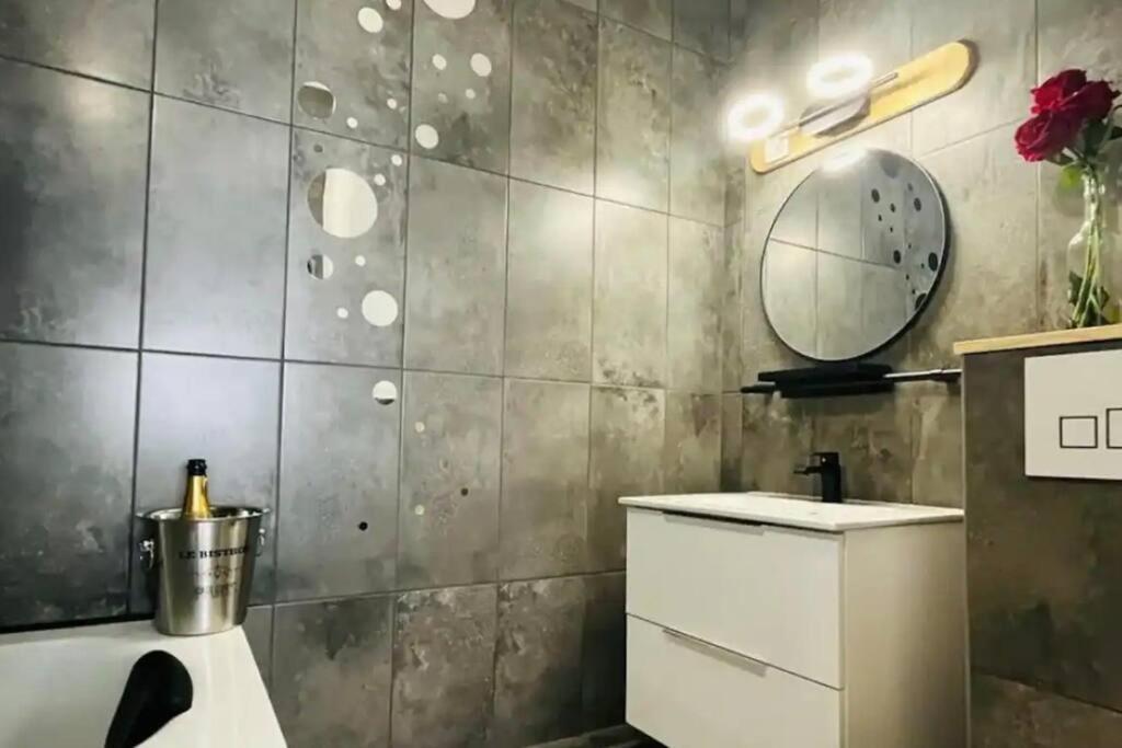 Orphelin Studio Avec Balneo Proche Centre Ville Reims Esterno foto